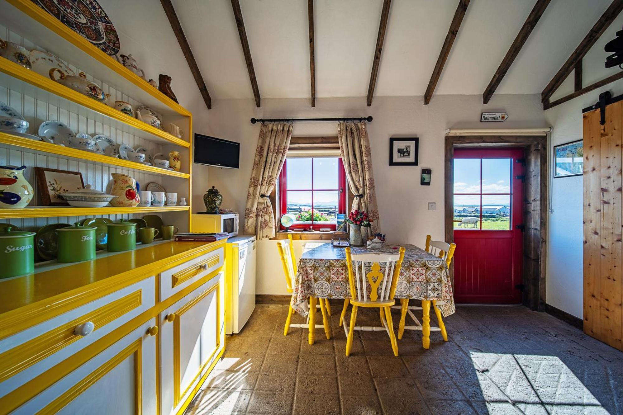 Geraghtys Farmyard Pods Hotel Belmullet Eksteriør billede