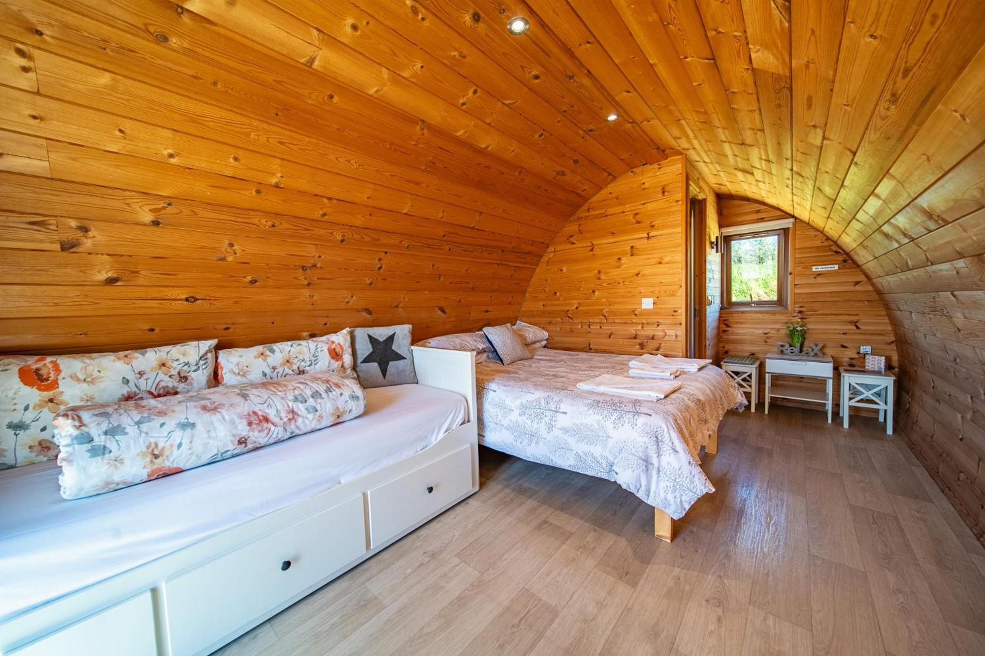 Geraghtys Farmyard Pods Hotel Belmullet Eksteriør billede