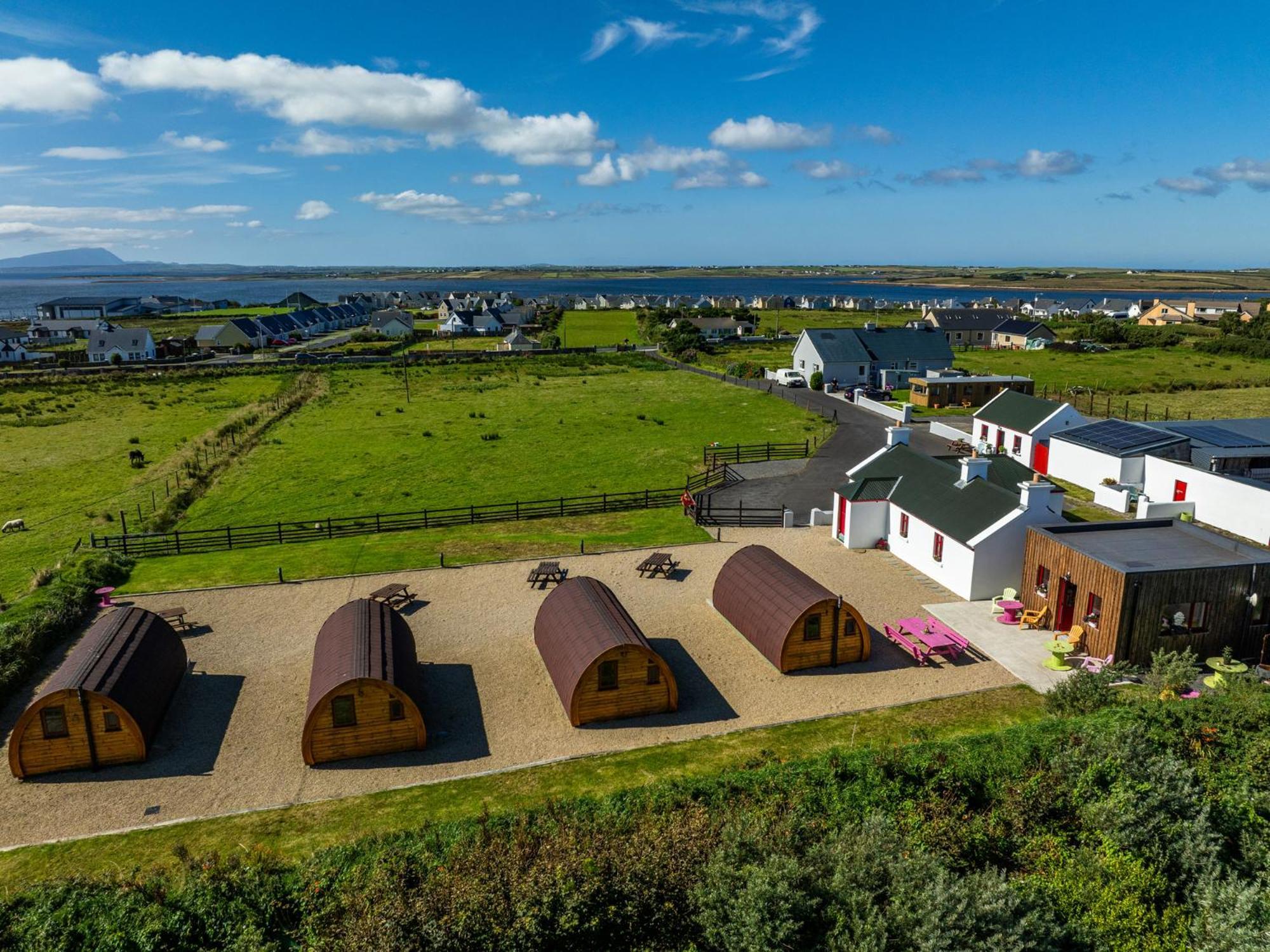 Geraghtys Farmyard Pods Hotel Belmullet Eksteriør billede