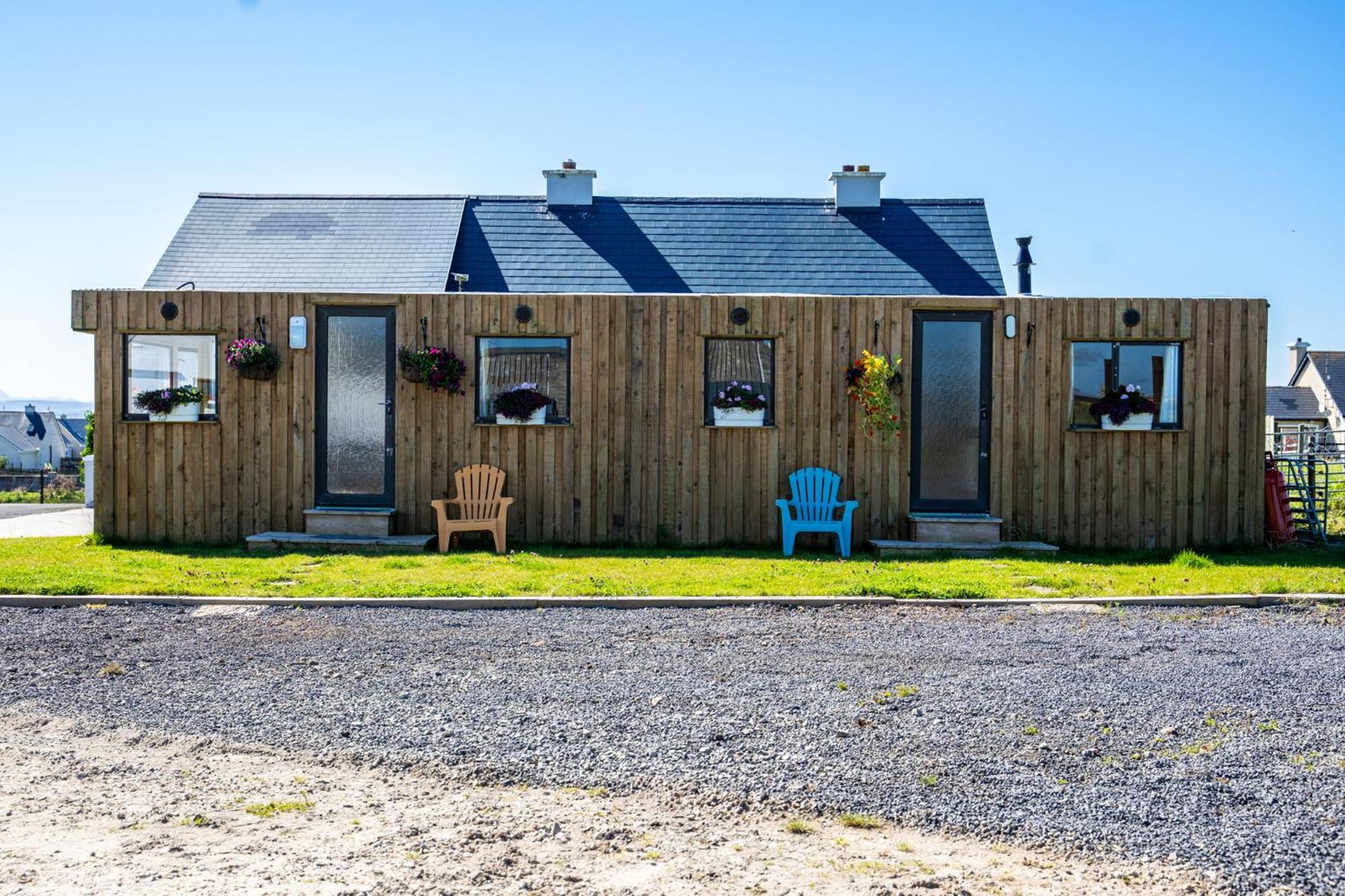Geraghtys Farmyard Pods Hotel Belmullet Eksteriør billede