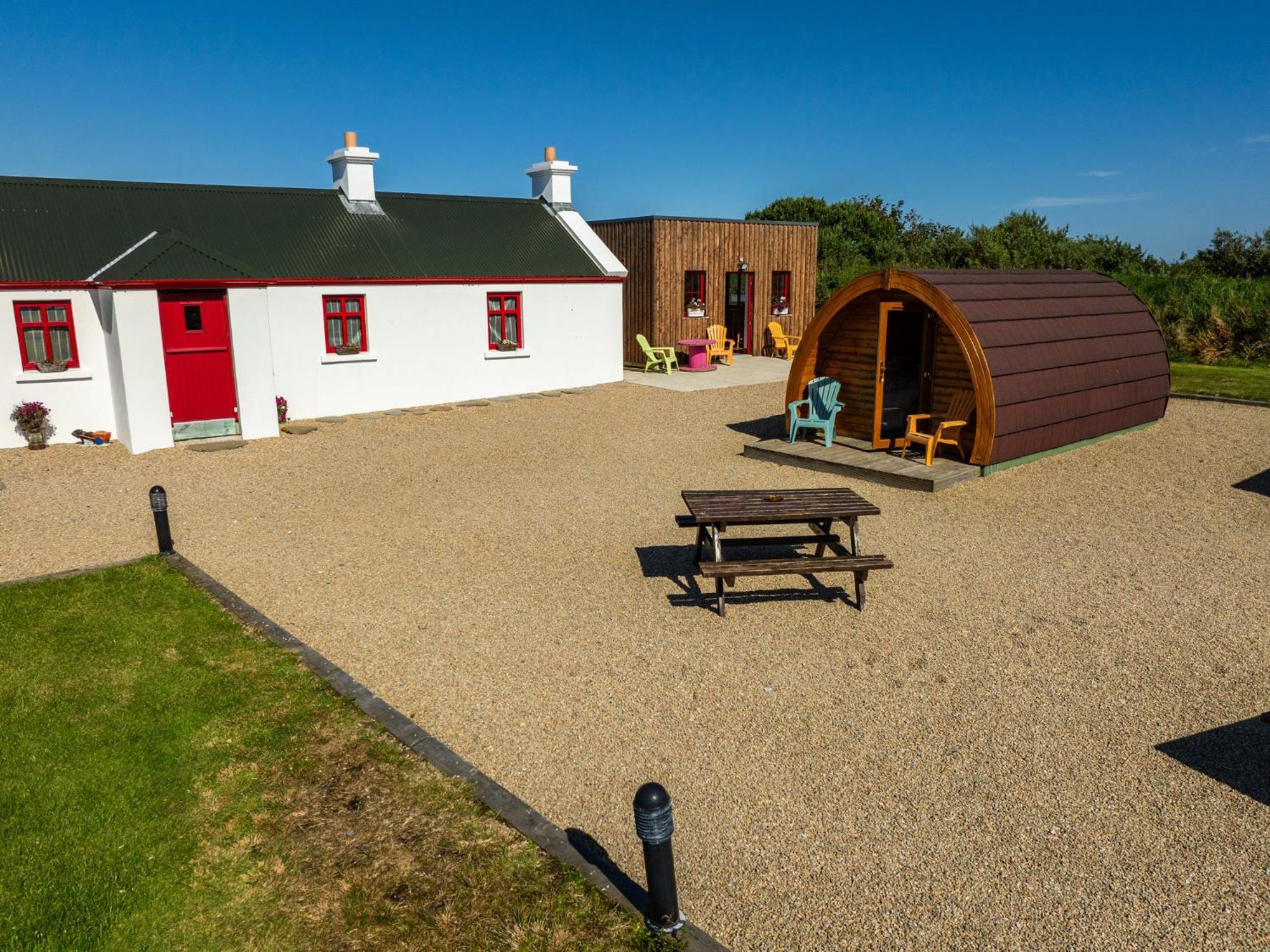 Geraghtys Farmyard Pods Hotel Belmullet Eksteriør billede