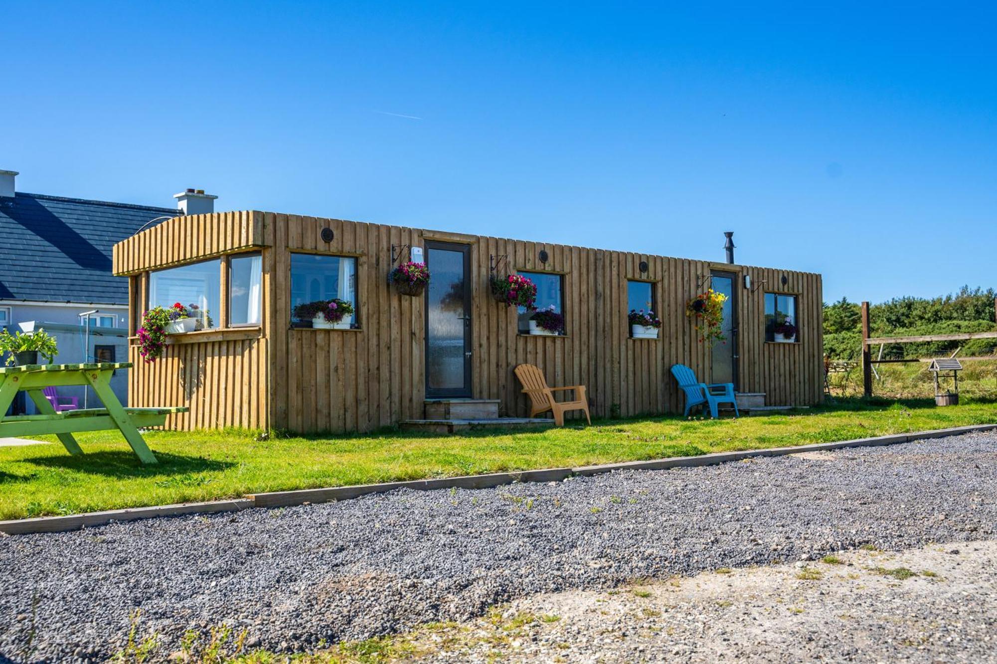 Geraghtys Farmyard Pods Hotel Belmullet Eksteriør billede