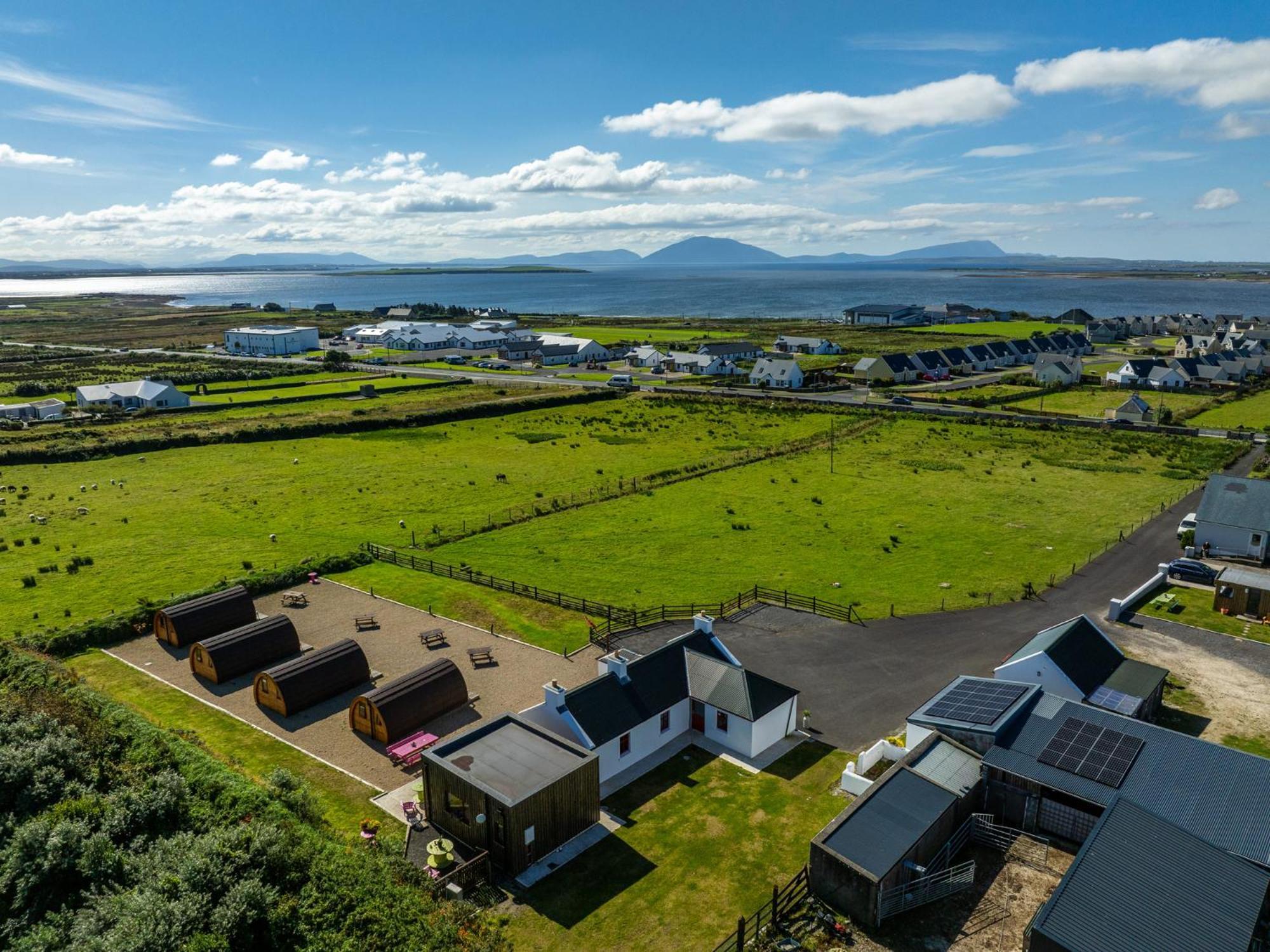 Geraghtys Farmyard Pods Hotel Belmullet Eksteriør billede
