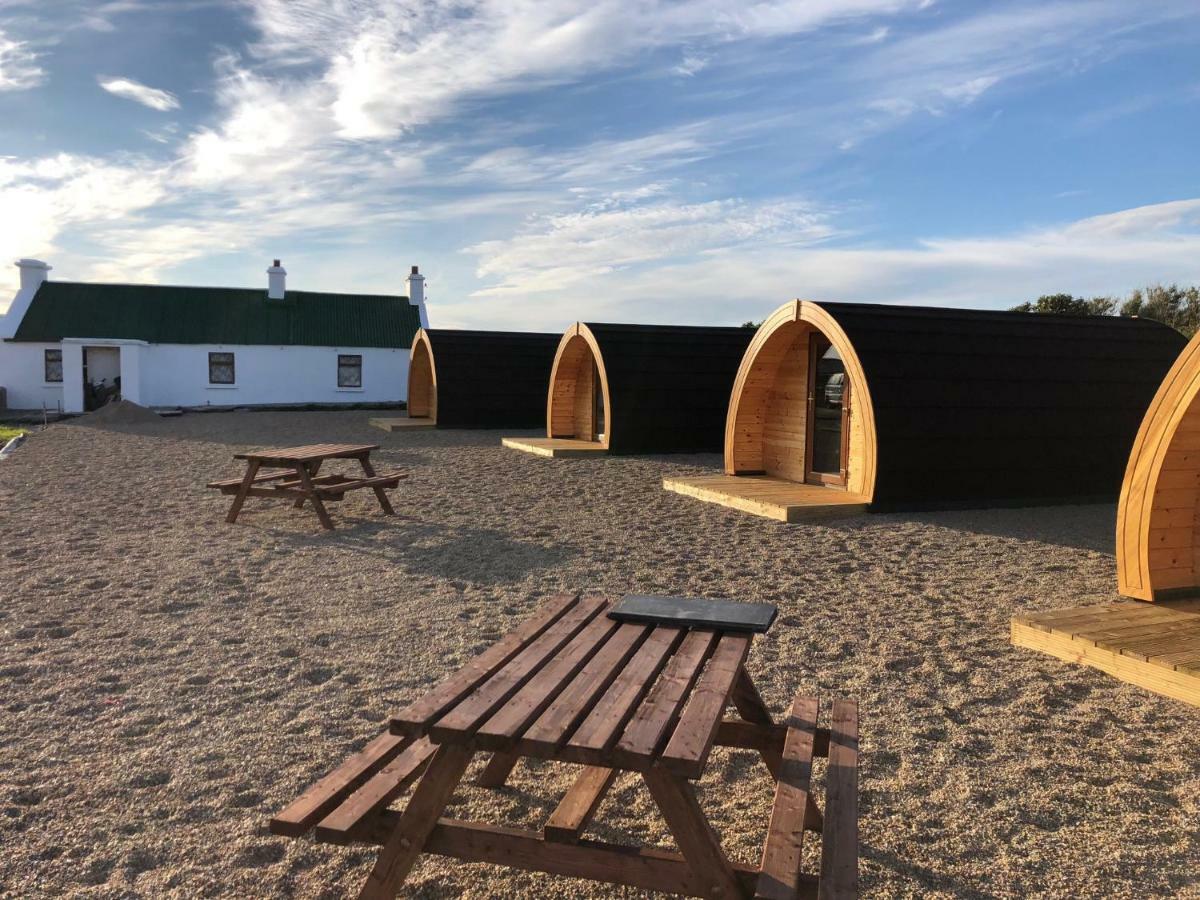 Geraghtys Farmyard Pods Hotel Belmullet Eksteriør billede