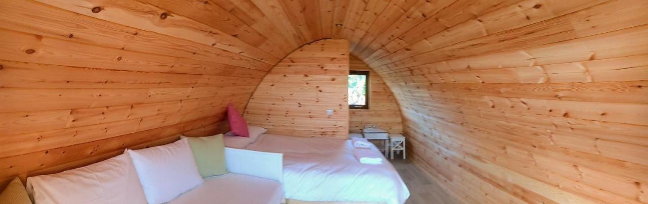 Geraghtys Farmyard Pods Hotel Belmullet Eksteriør billede
