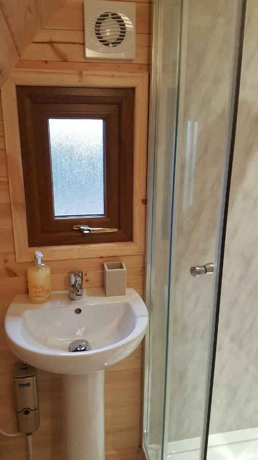 Geraghtys Farmyard Pods Hotel Belmullet Eksteriør billede
